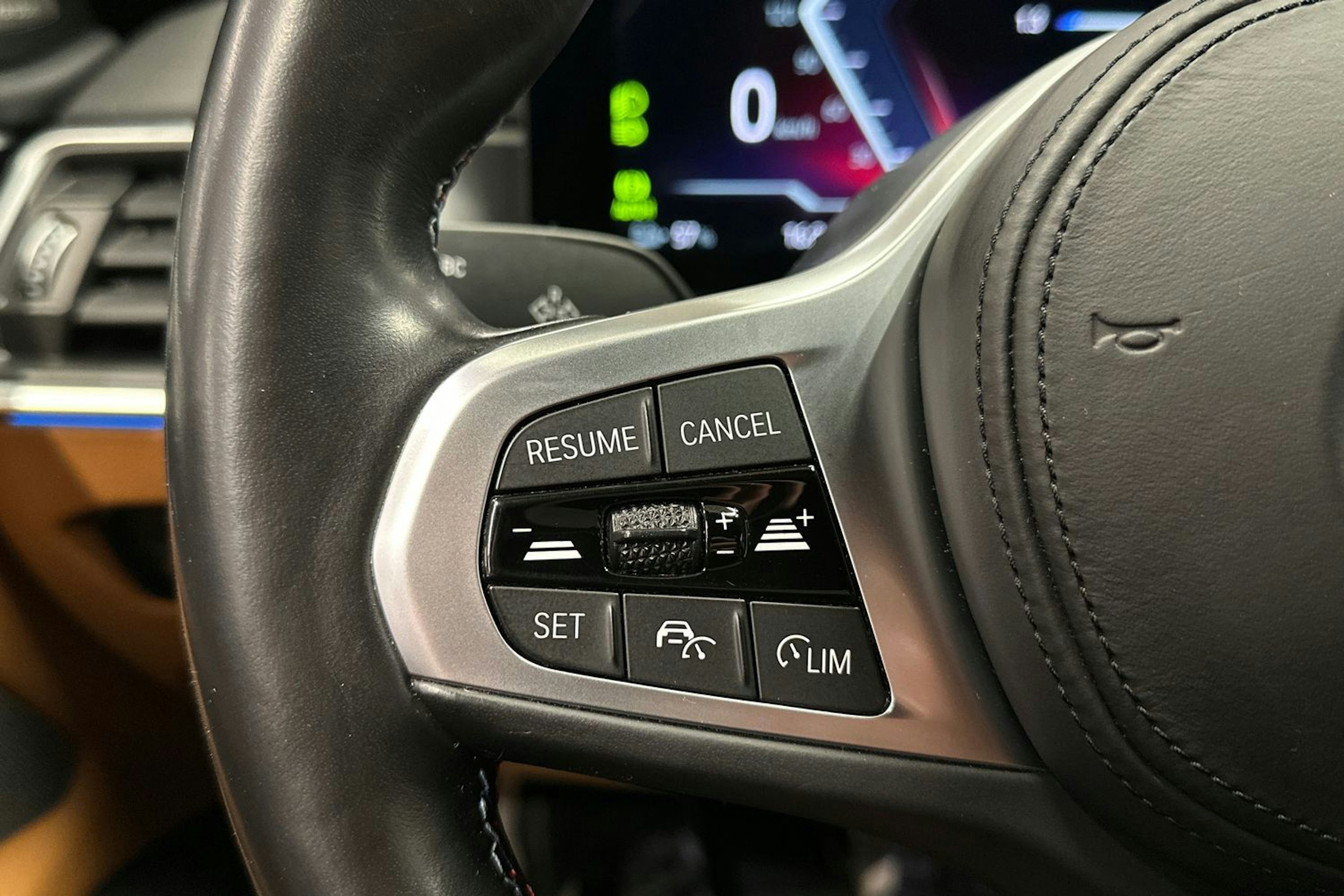 oranssi BMW i4 2023 kuva 26.
