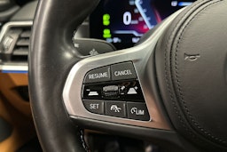 oranssi BMW i4 2023 kuva 26.