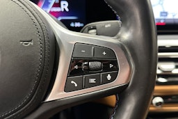 oranssi BMW i4 2023 kuva 27.