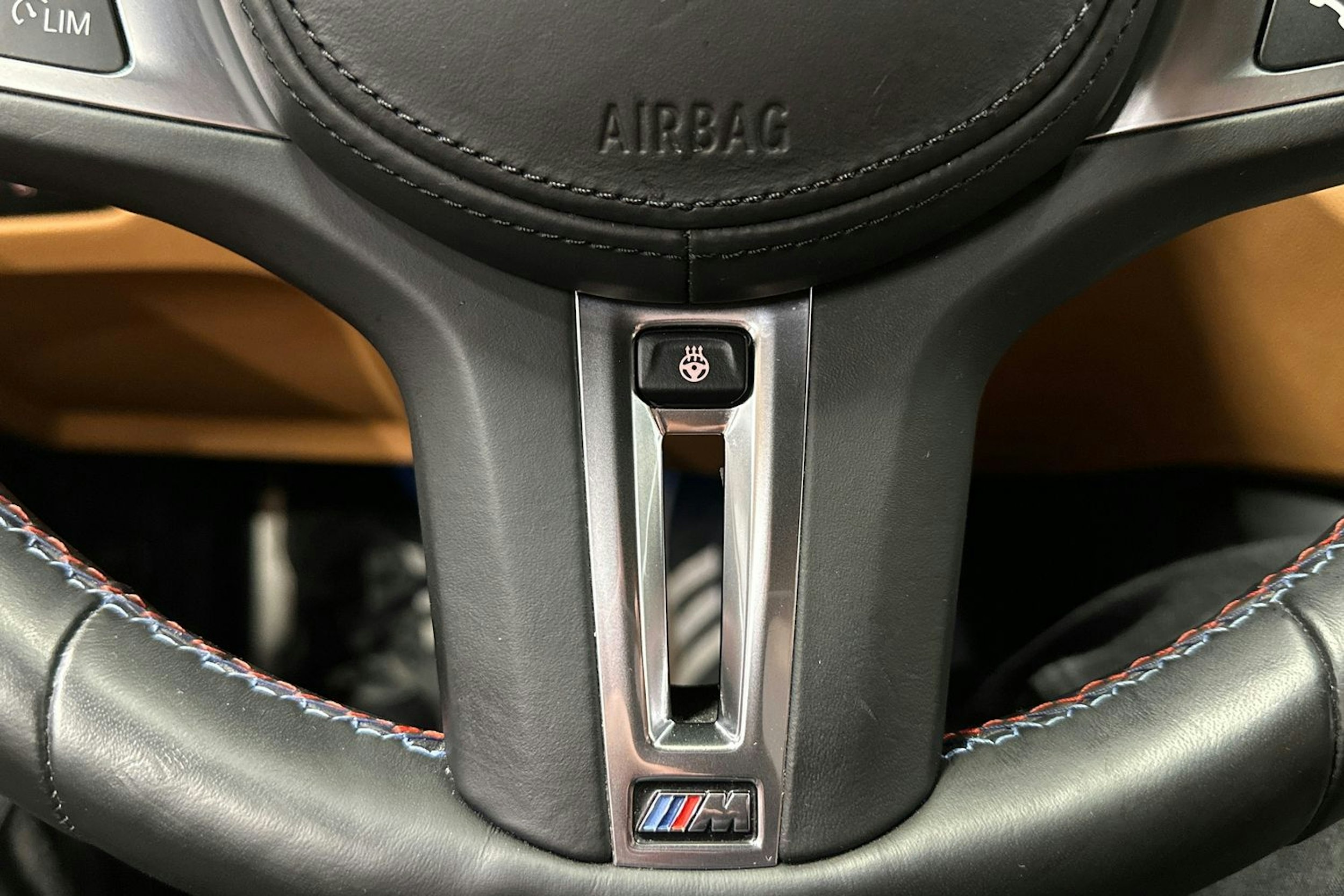 oranssi BMW i4 2023 kuva 28.