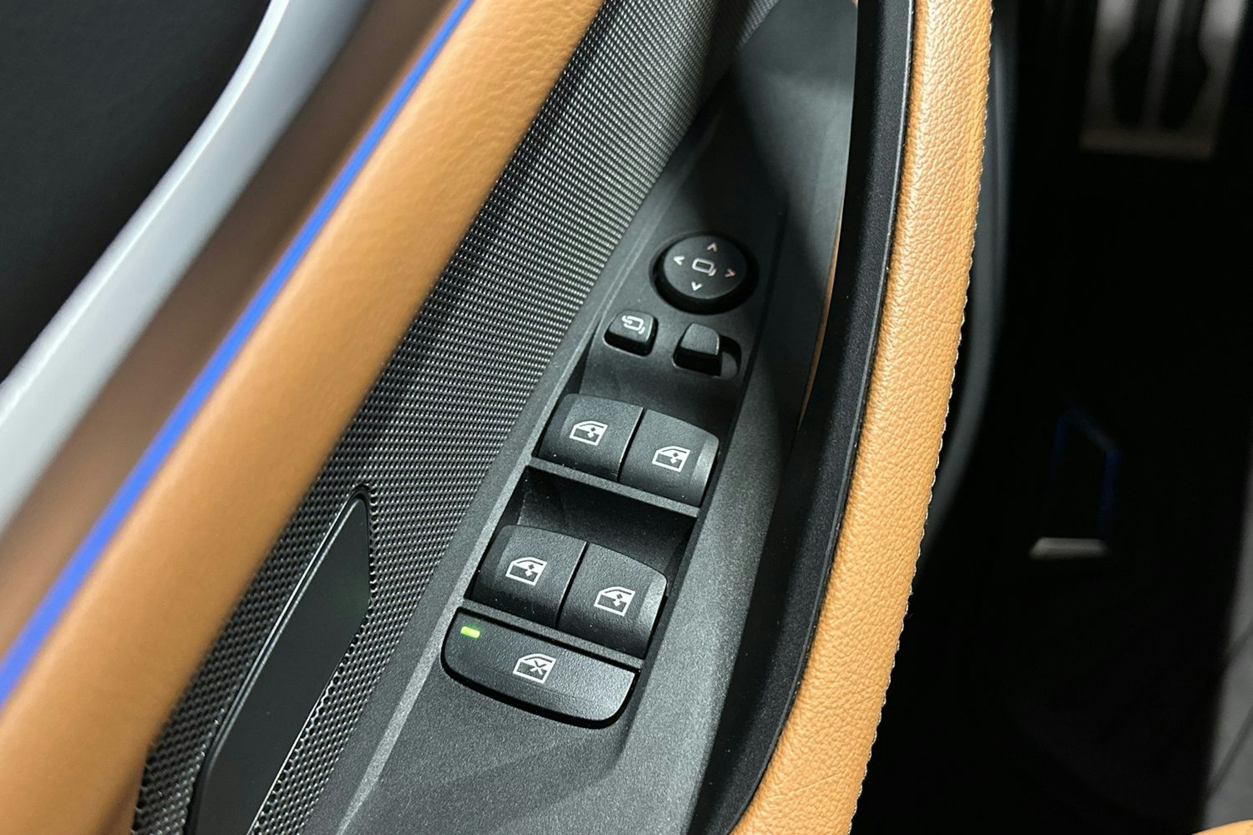 oranssi BMW i4 2023 kuva 30.