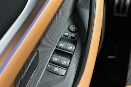 oranssi BMW i4 2023 kuva 30.