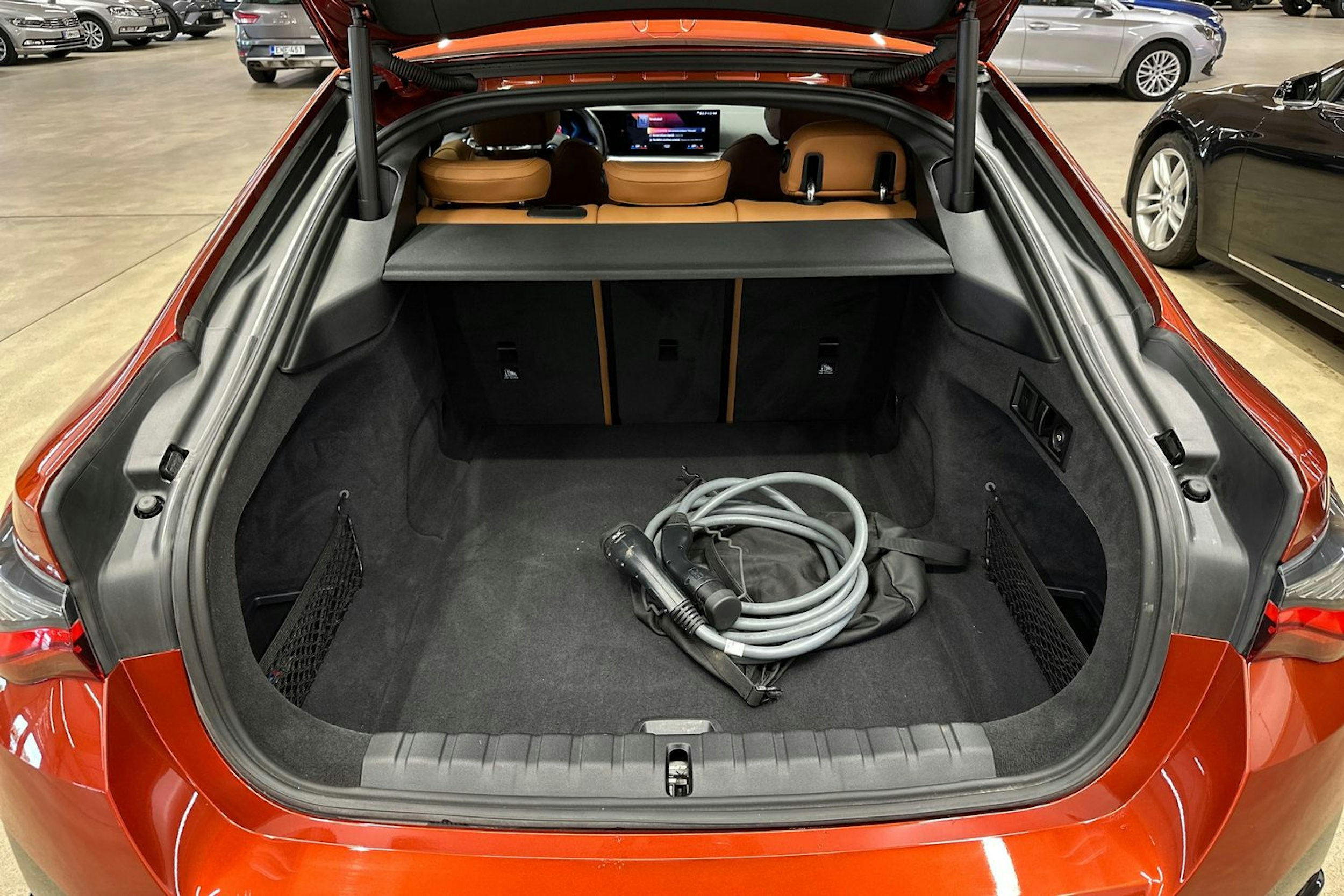 oranssi BMW i4 2023 kuva 31.