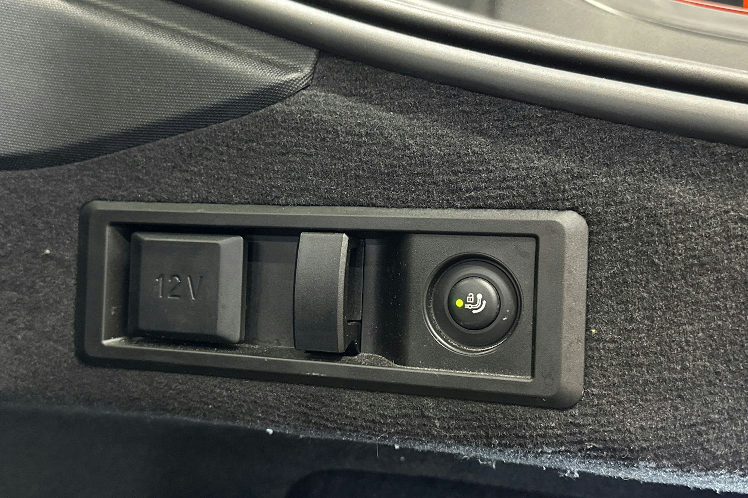 oranssi BMW i4 2023 kuva 32.