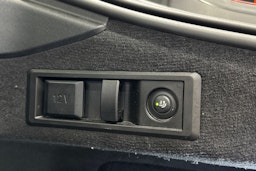 oranssi BMW i4 2023 kuva 32.