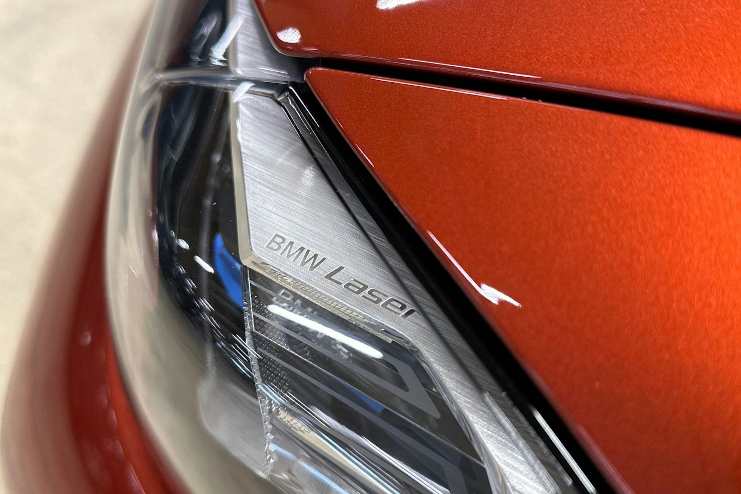 oranssi BMW i4 2023 kuva 35.