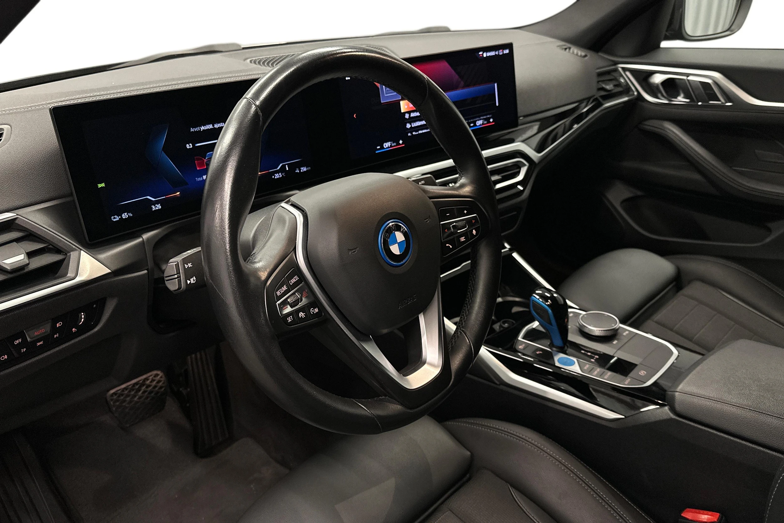 musta BMW i4 2023 kuva 6.