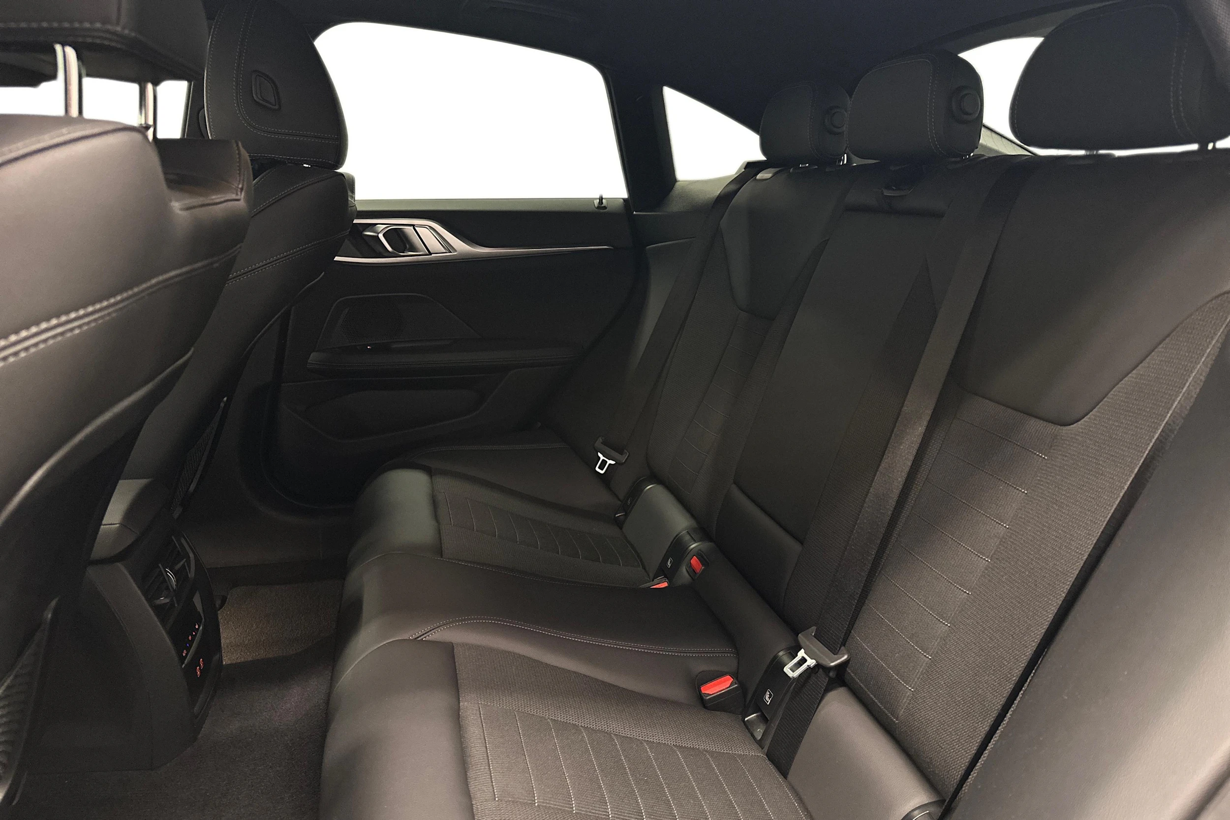 musta BMW i4 2023 kuva 8.