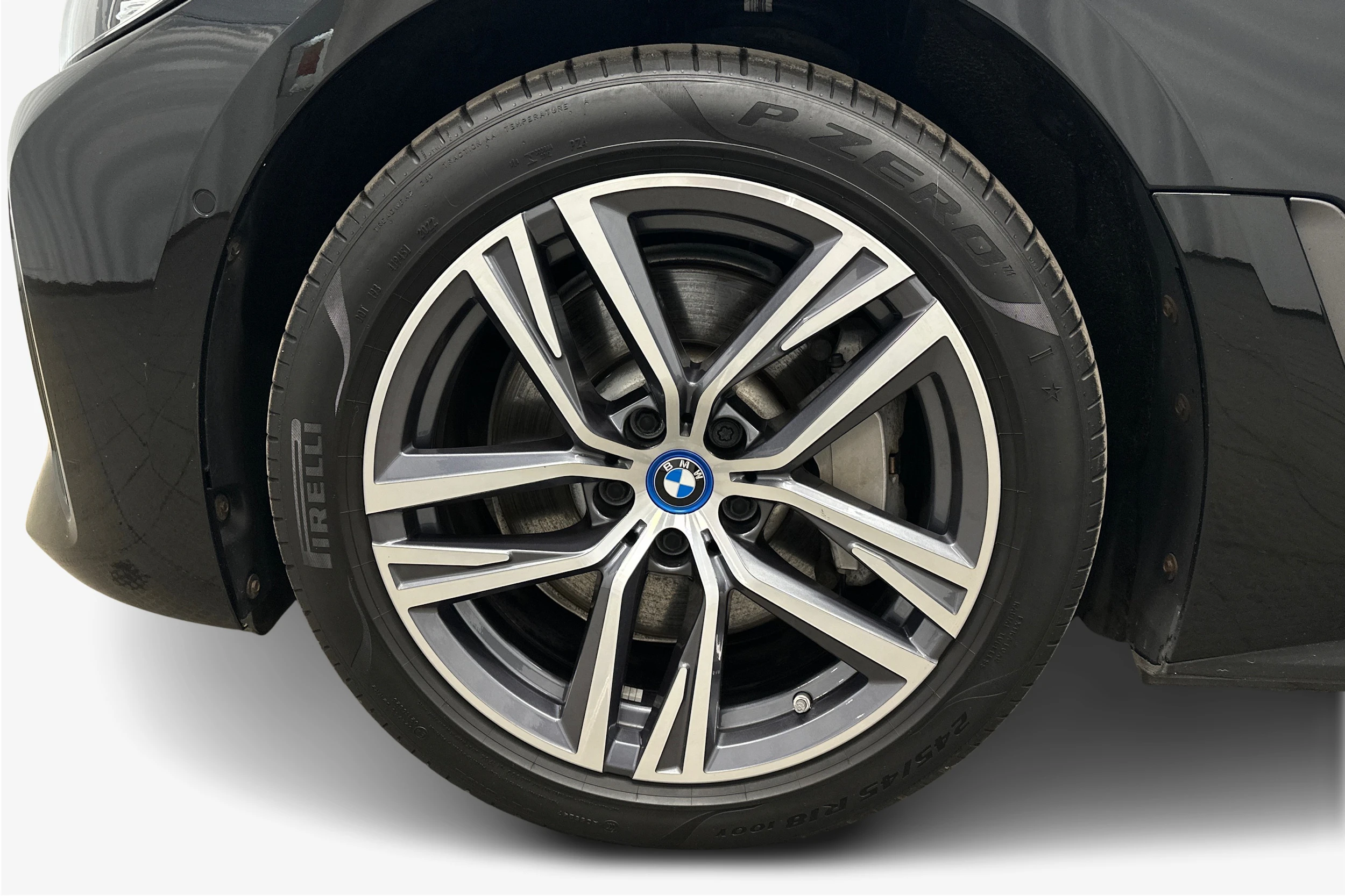musta BMW i4 2023 kuva 9.