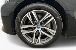 musta BMW i4 2023 kuva 9.