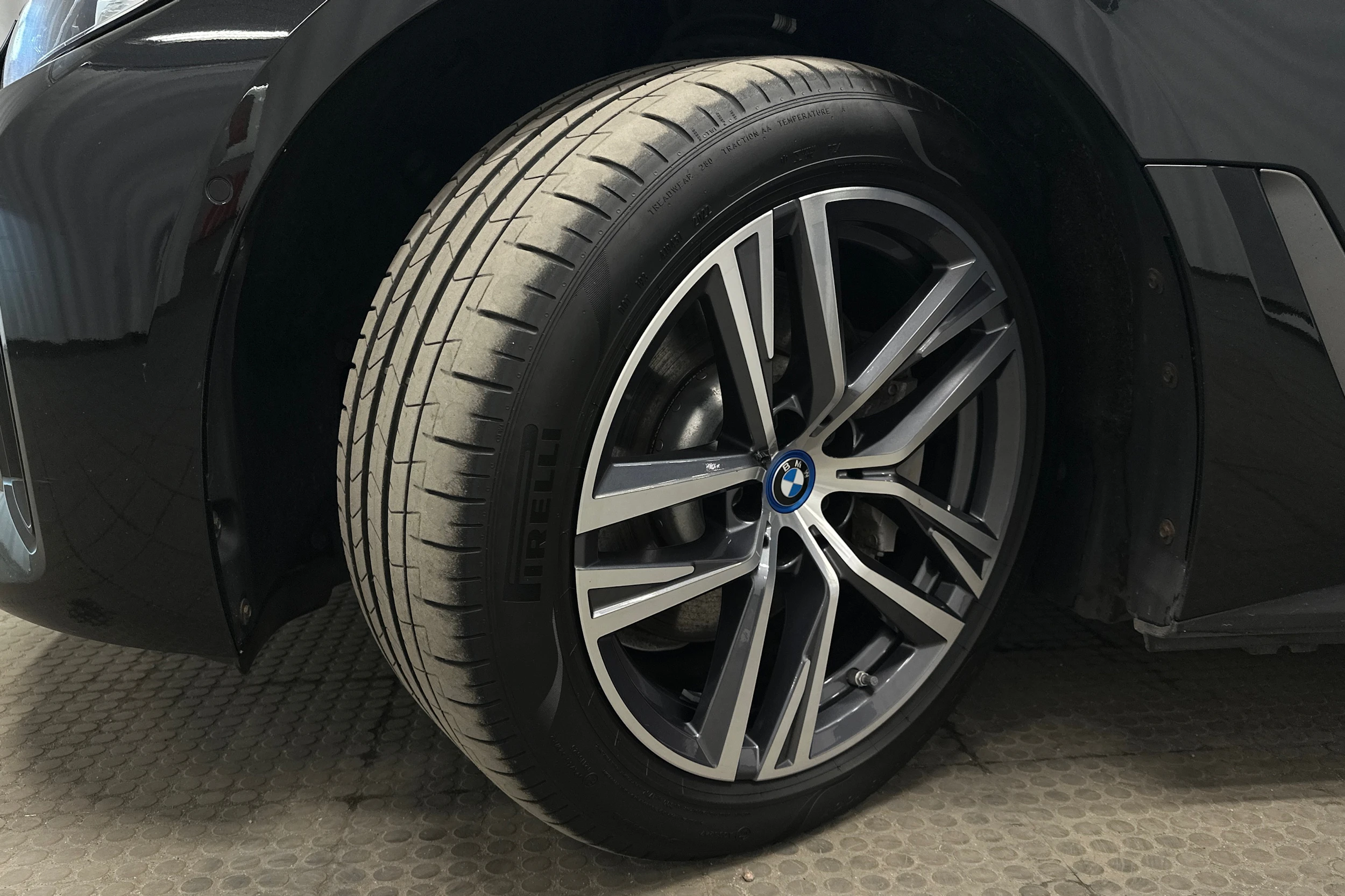 musta BMW i4 2023 kuva 10.