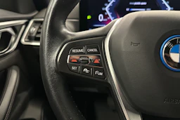 musta BMW i4 2023 kuva 11.