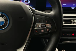 musta BMW i4 2023 kuva 12.