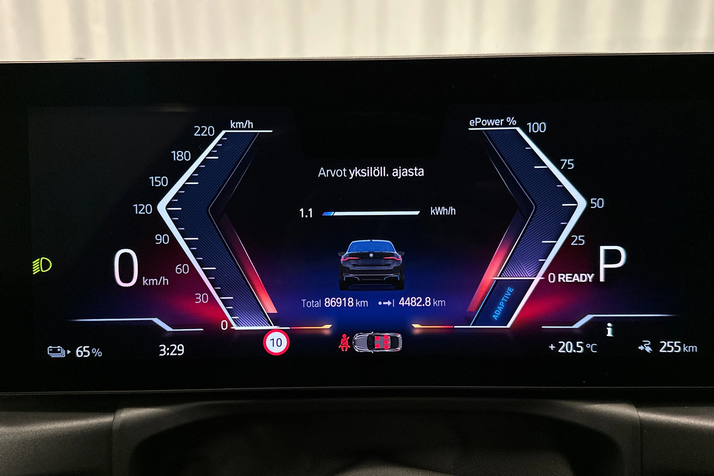 musta BMW i4 2023 kuva 13.