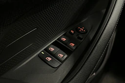 musta BMW i4 2023 kuva 14.