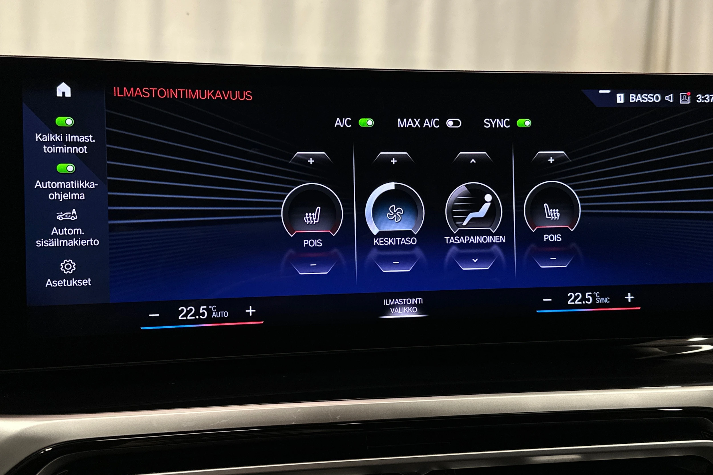 musta BMW i4 2023 kuva 32.
