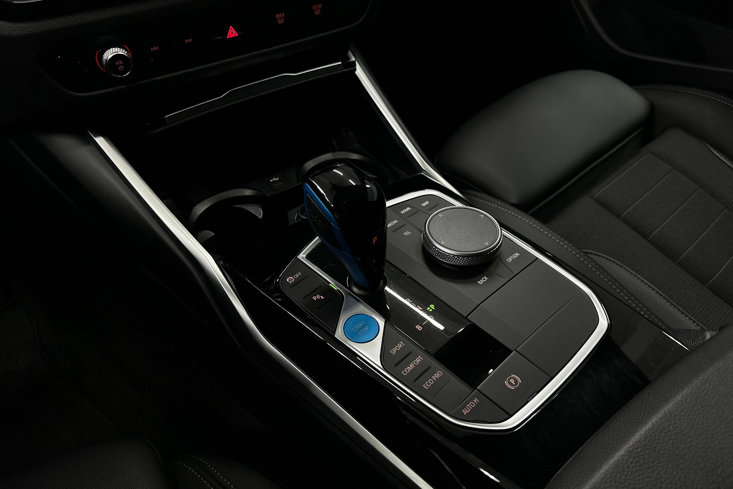 musta BMW i4 2023 kuva 35.