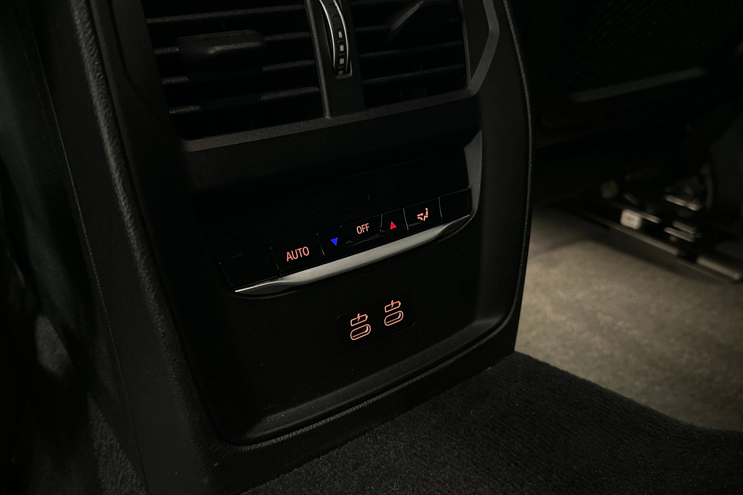 musta BMW i4 2023 kuva 36.