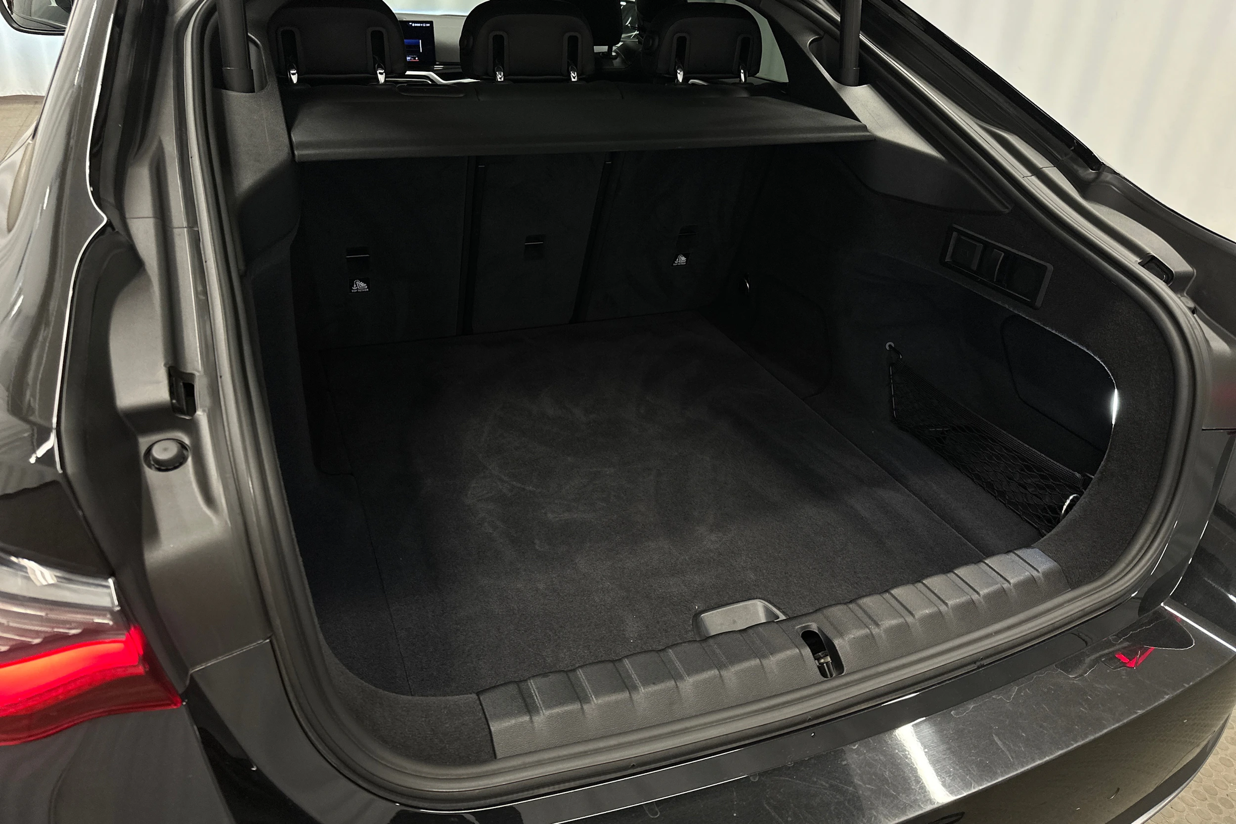 musta BMW i4 2023 kuva 37.