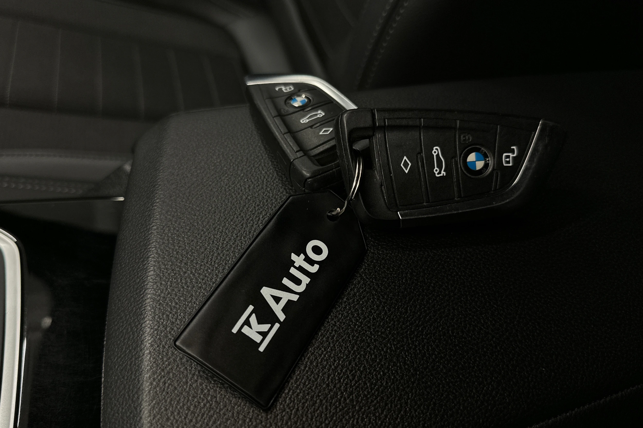 musta BMW i4 2023 kuva 40.