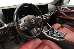 musta BMW i4 2023 kuva 6.