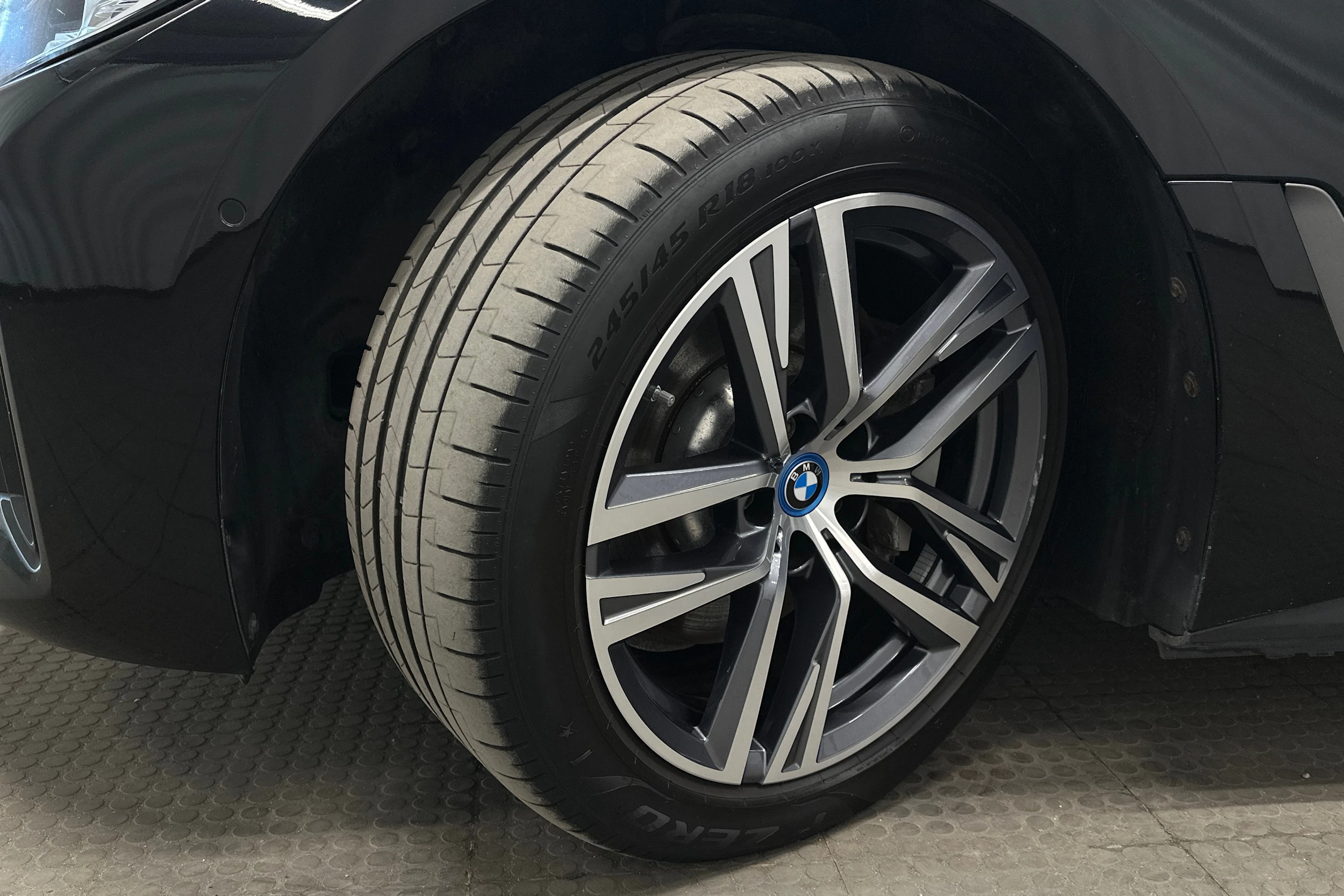 musta BMW i4 2023 kuva 10.