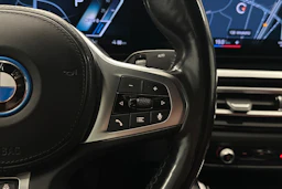 musta BMW i4 2023 kuva 12.