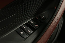 musta BMW i4 2023 kuva 14.