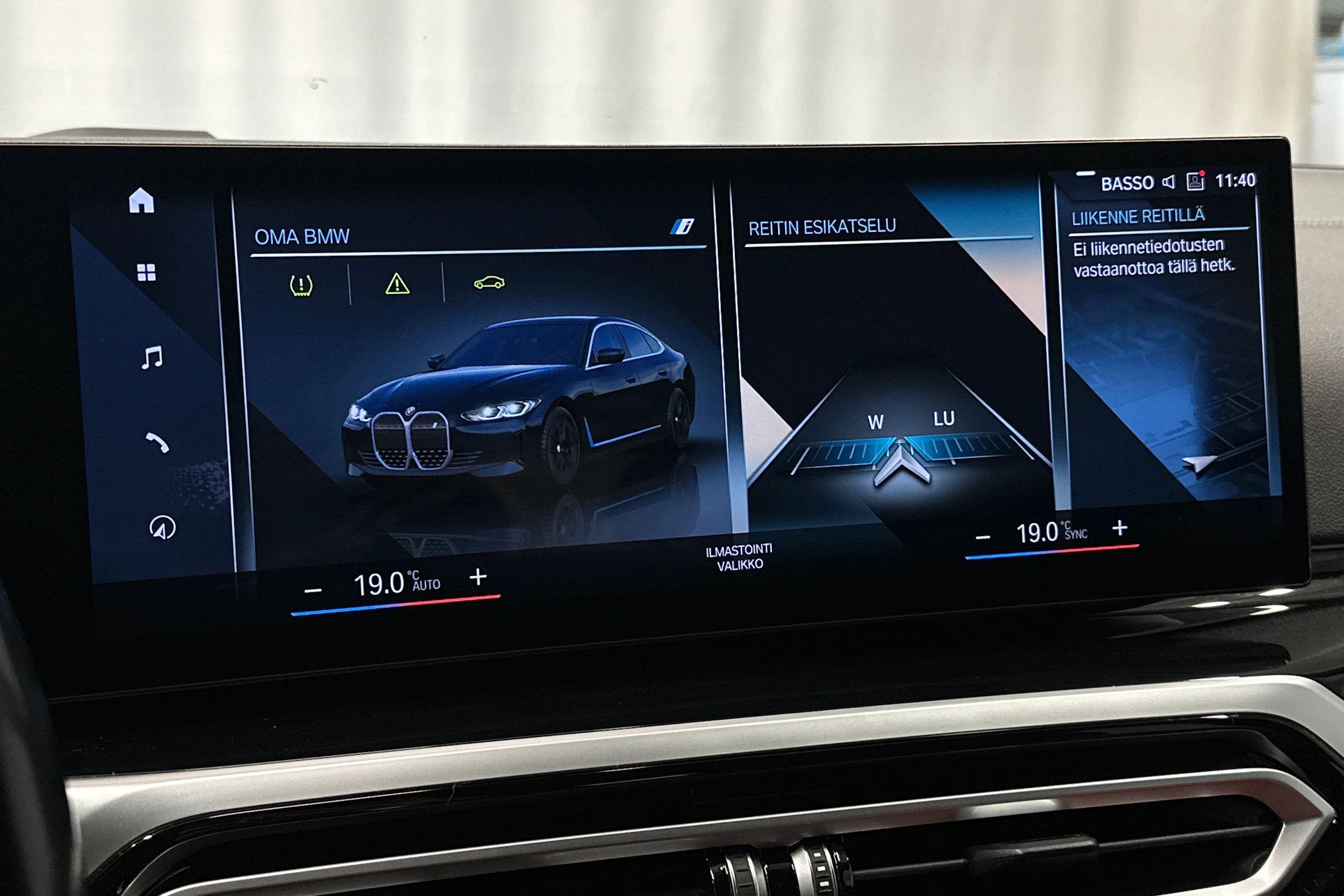 musta BMW i4 2023 kuva 17.