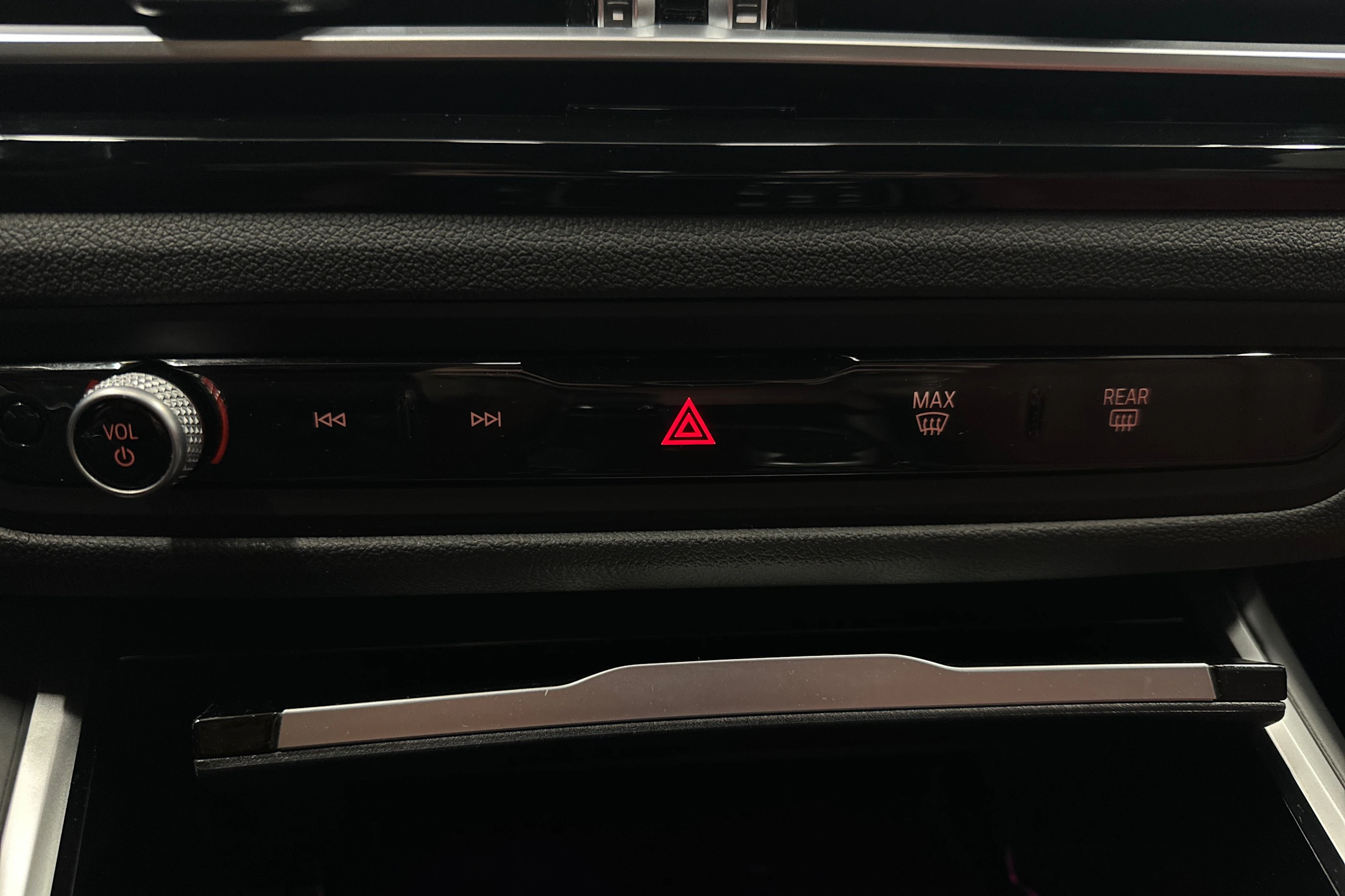 musta BMW i4 2023 kuva 33.