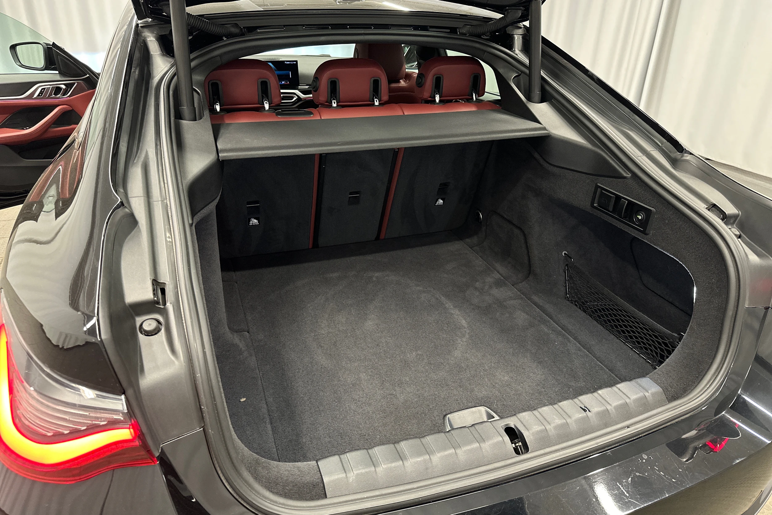 musta BMW i4 2023 kuva 36.