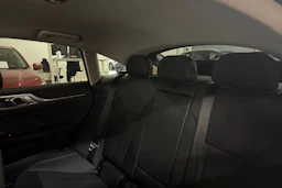 musta BMW i4 2024 kuva 6.