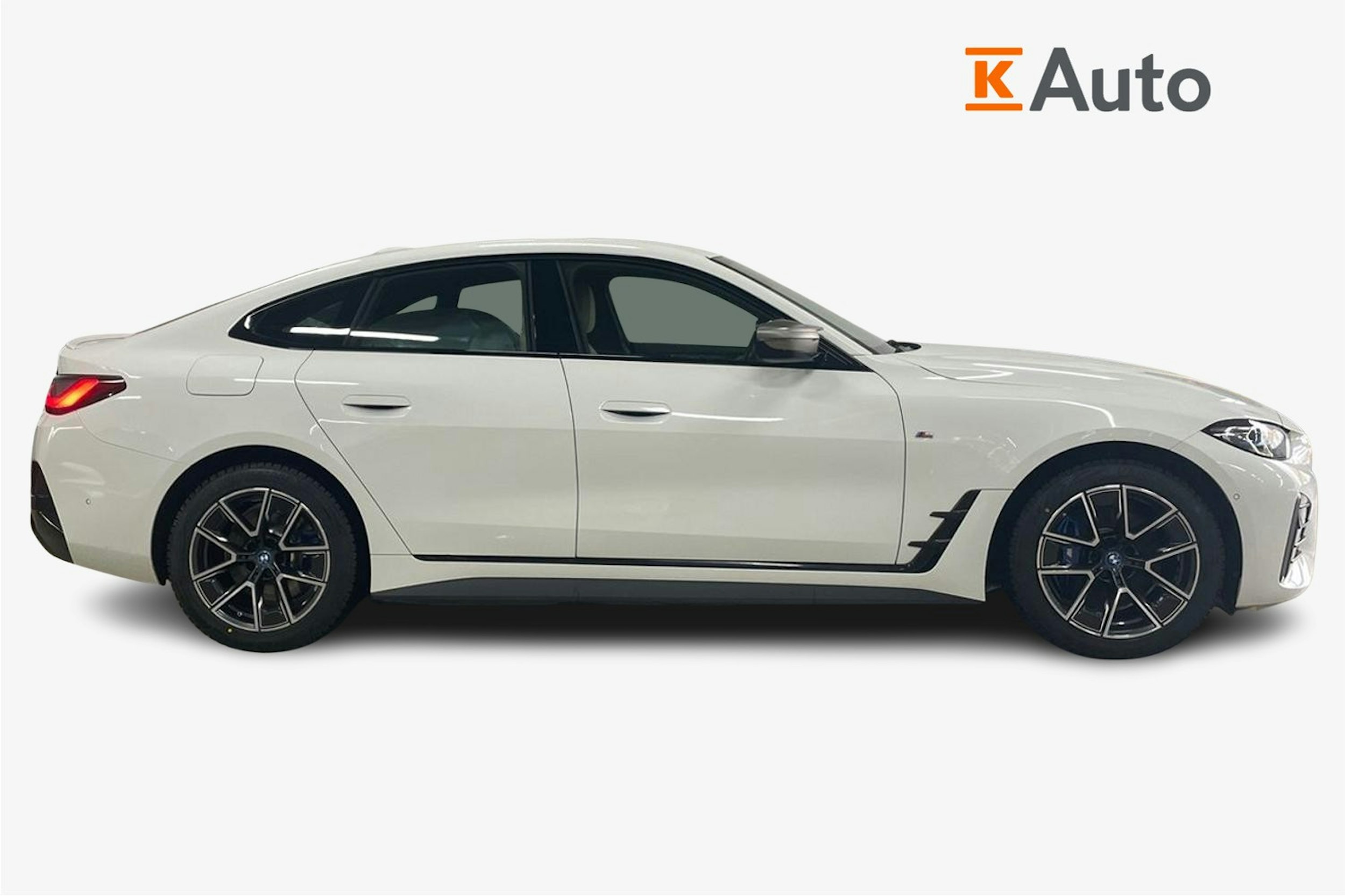 Valkoinen BMW i4 2023 kuva 6.