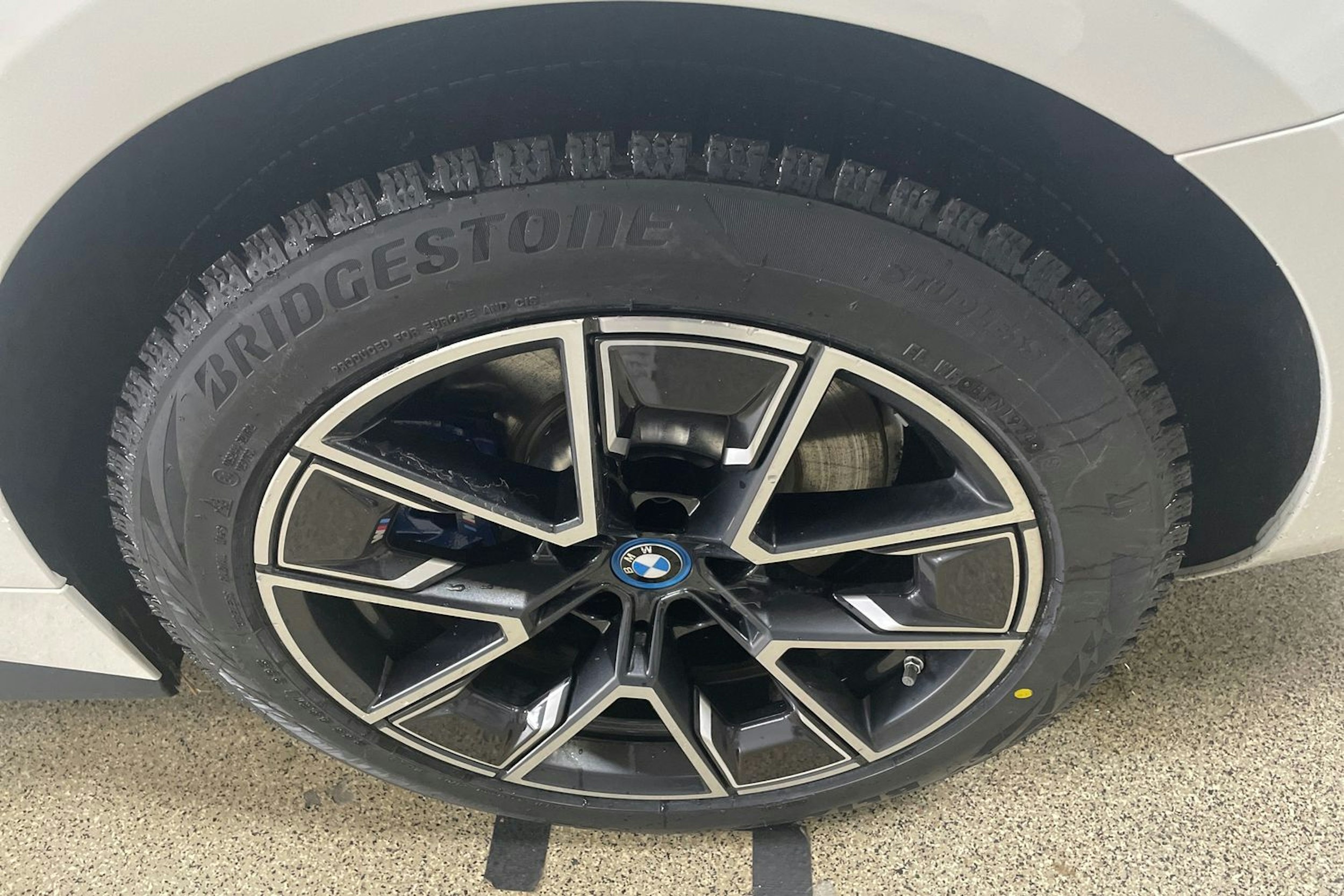 Valkoinen BMW i4 2023 kuva 11.