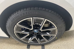 Valkoinen BMW i4 2023 kuva 11.