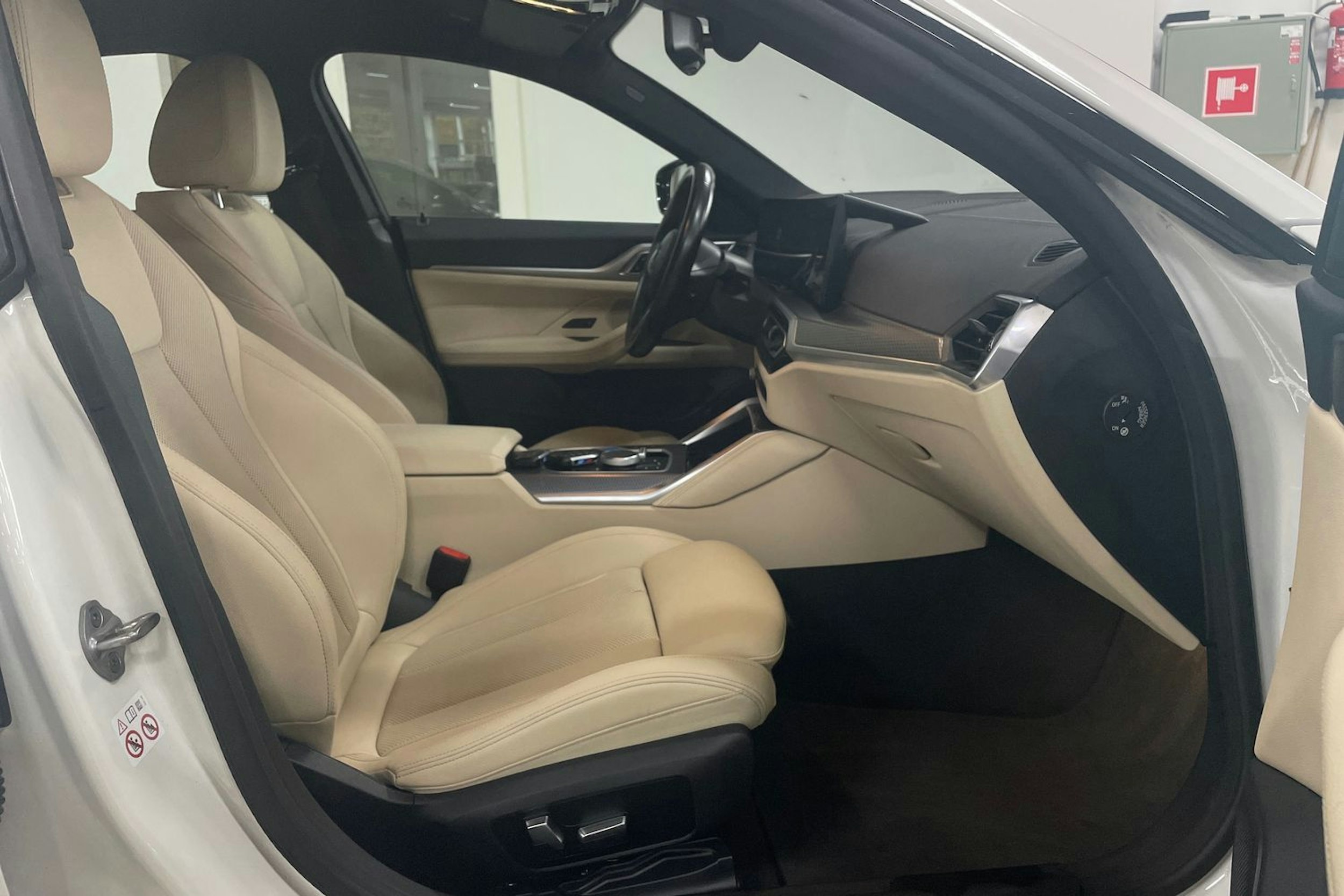 Valkoinen BMW i4 2023 kuva 14.