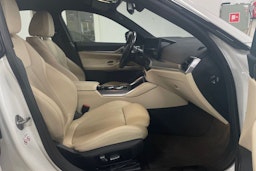 Valkoinen BMW i4 2023 kuva 14.