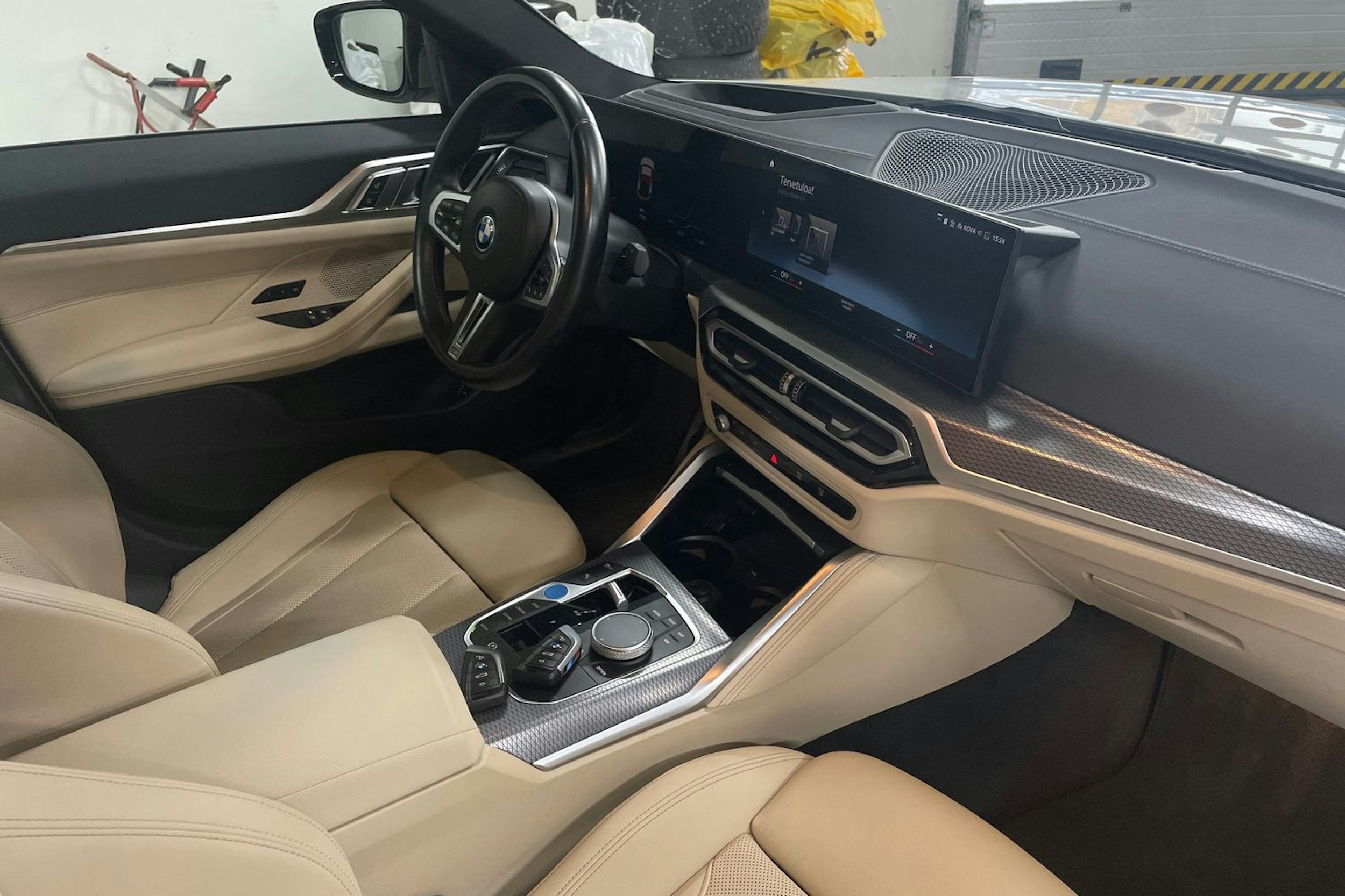 Valkoinen BMW i4 2023 kuva 15.