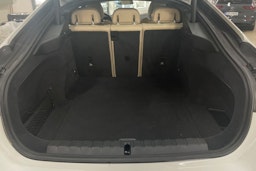Valkoinen BMW i4 2023 kuva 16.