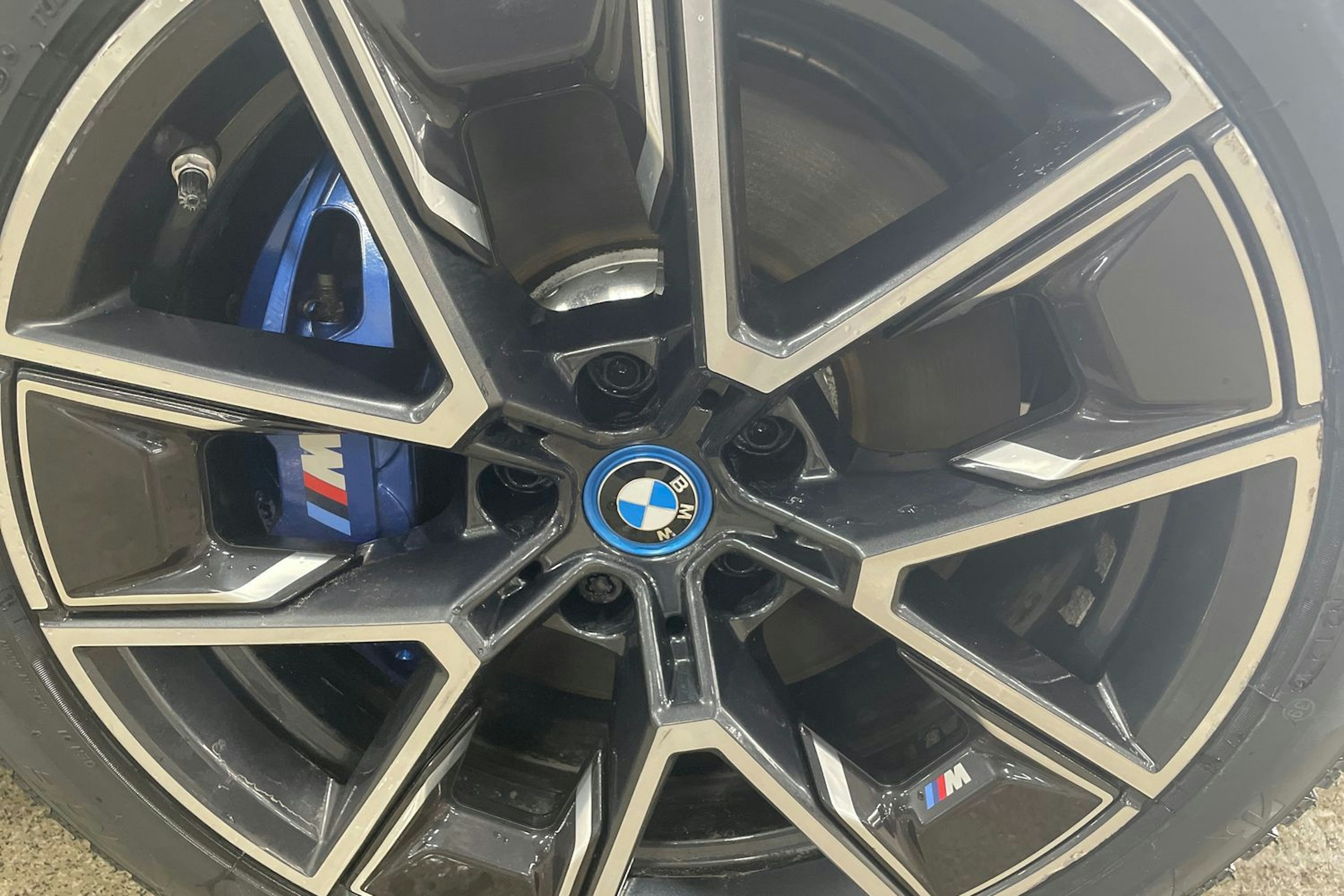 Valkoinen BMW i4 2023 kuva 17.
