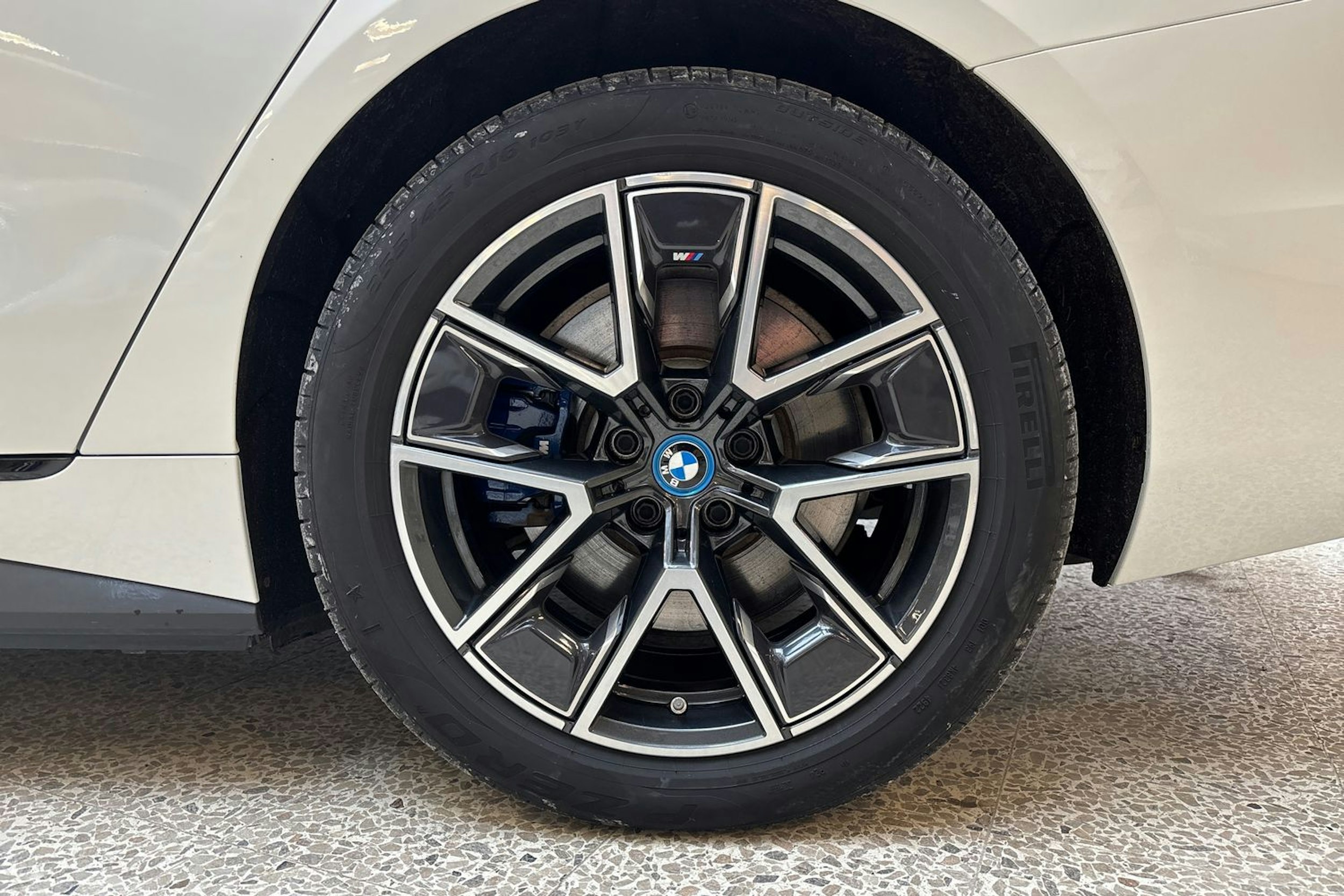 valkoinen BMW i4 M50 2023 kuva 9.