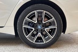 valkoinen BMW i4 M50 2023 kuva 9.