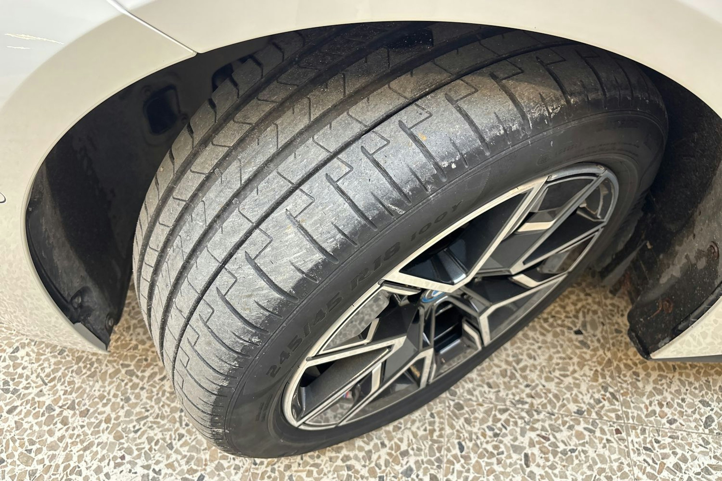 valkoinen BMW i4 M50 2023 kuva 10.