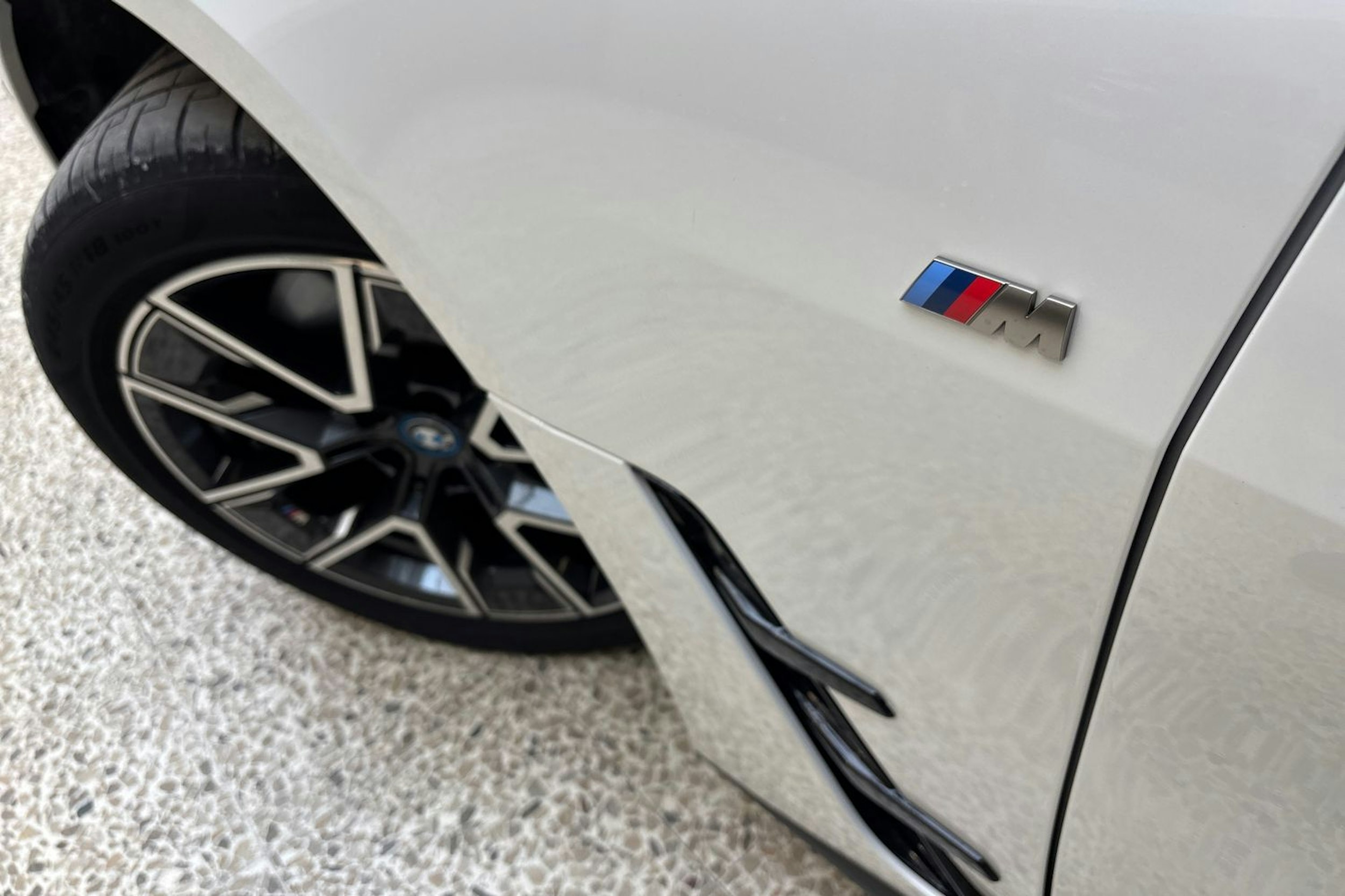 valkoinen BMW i4 M50 2023 kuva 16.