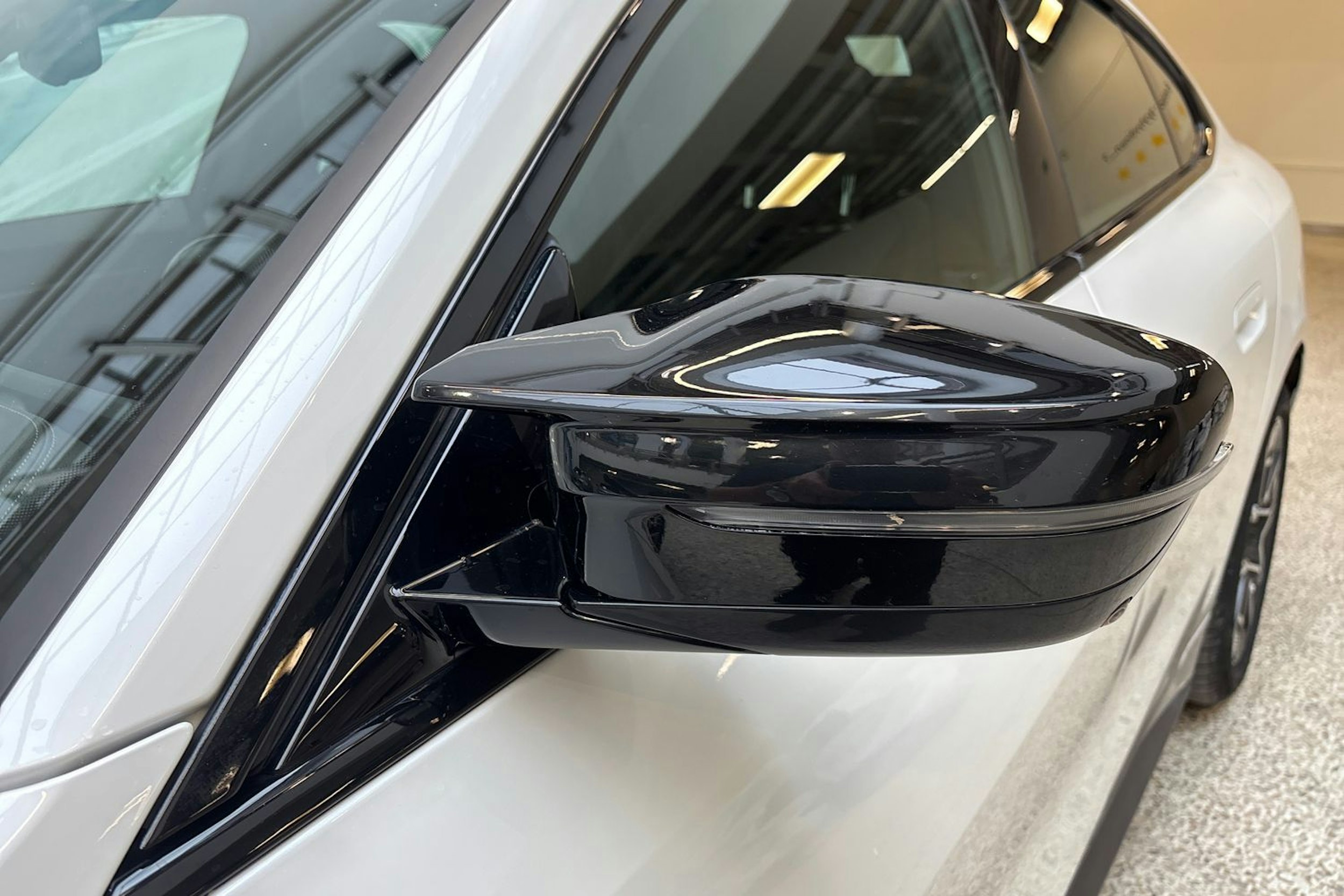 valkoinen BMW i4 M50 2023 kuva 17.
