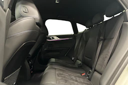 valkoinen BMW i4 2023 kuva 11.
