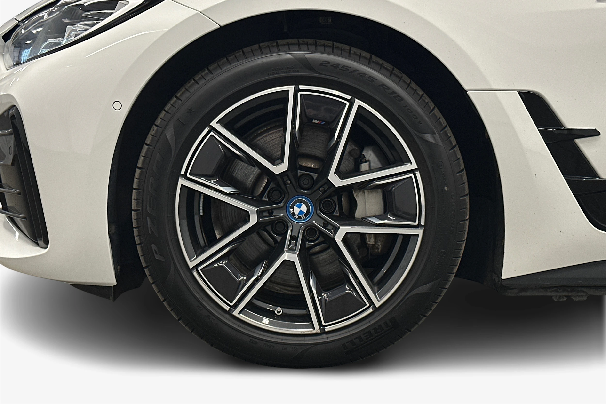 valkoinen BMW i4 2023 kuva 12.