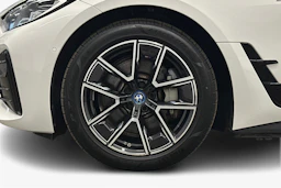 valkoinen BMW i4 2023 kuva 12.