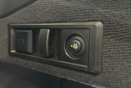 valkoinen BMW i4 2023 kuva 17.