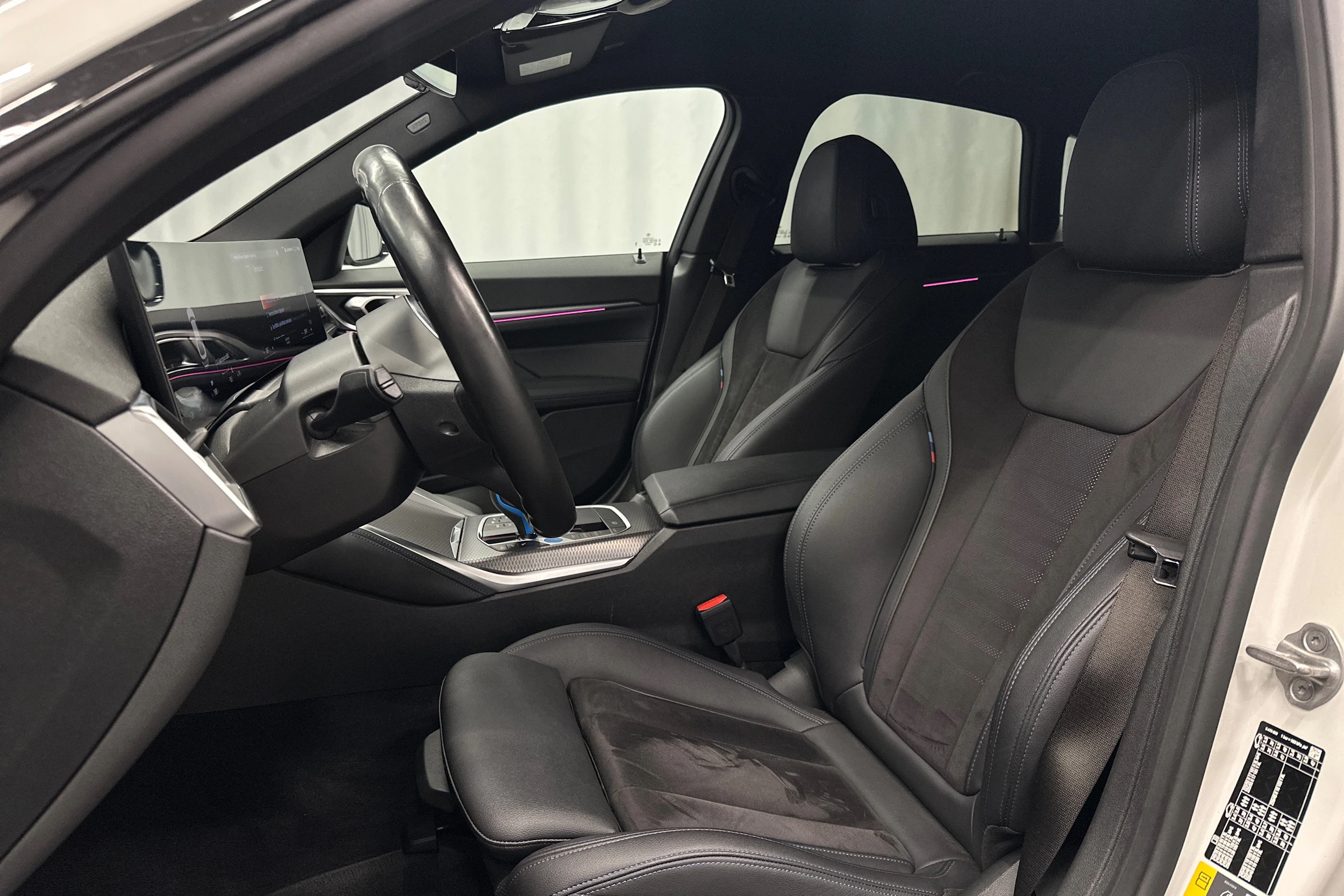 valkoinen BMW i4 2023 kuva 19.